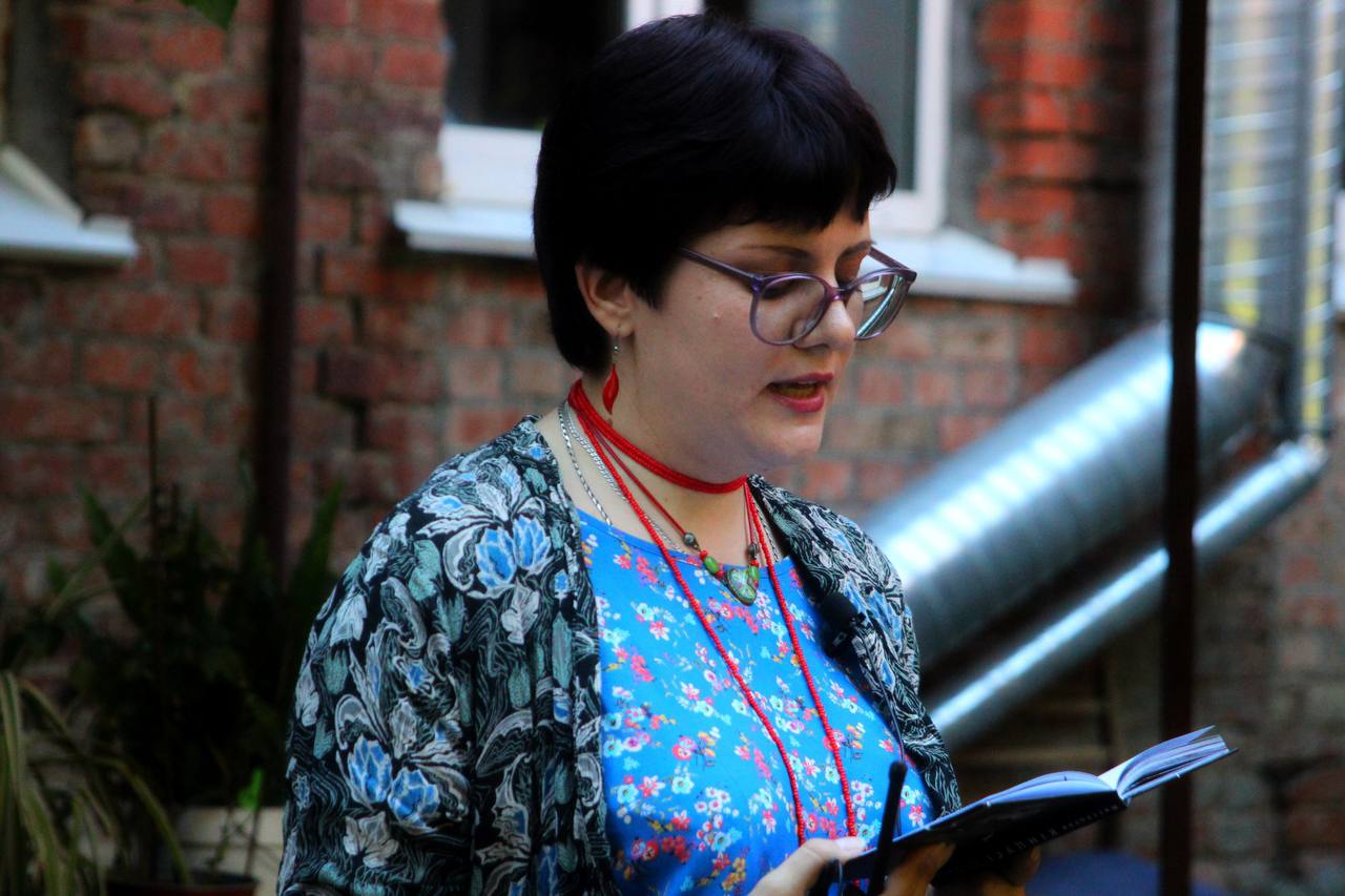 «Я пишу те, що мені болить, ріже зсередини». Хто така Ірця Кошлата? 