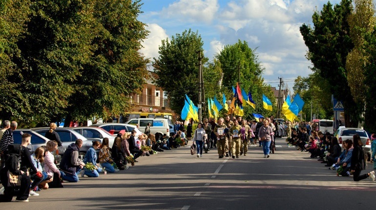 Хмельничани зареєстрували петицію про організацію зустрічі загиблих військових. Чому це важливо?