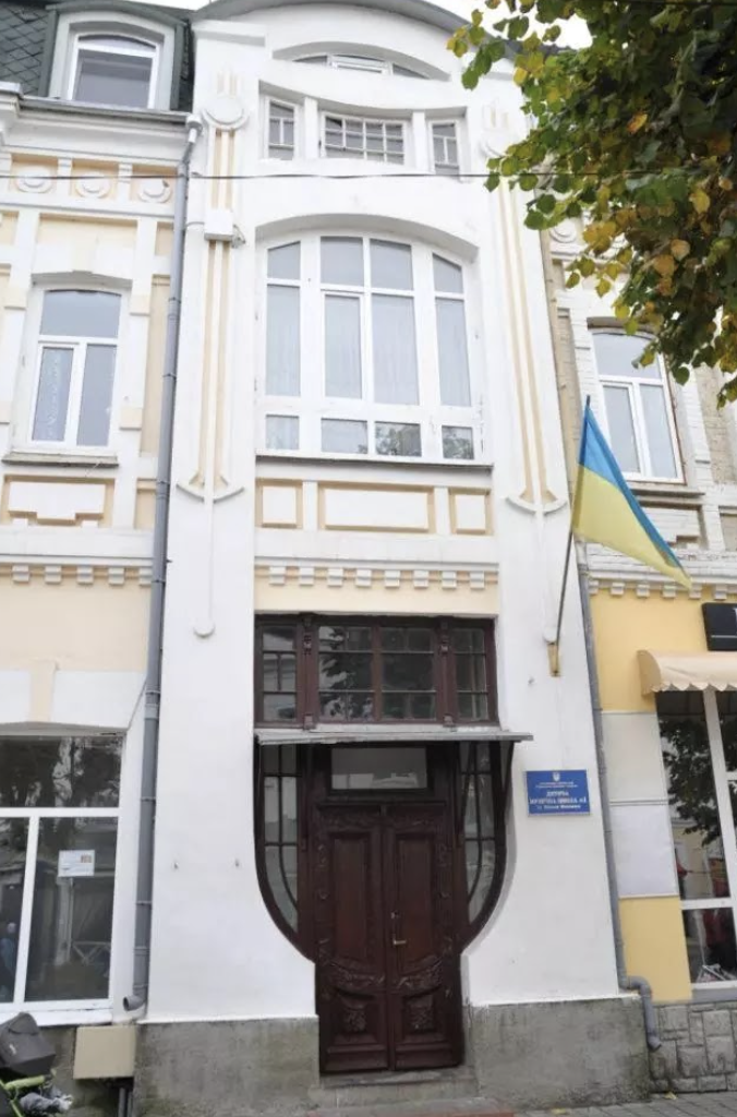 Збережені вхідні двері ілюзіону «Модерн»
