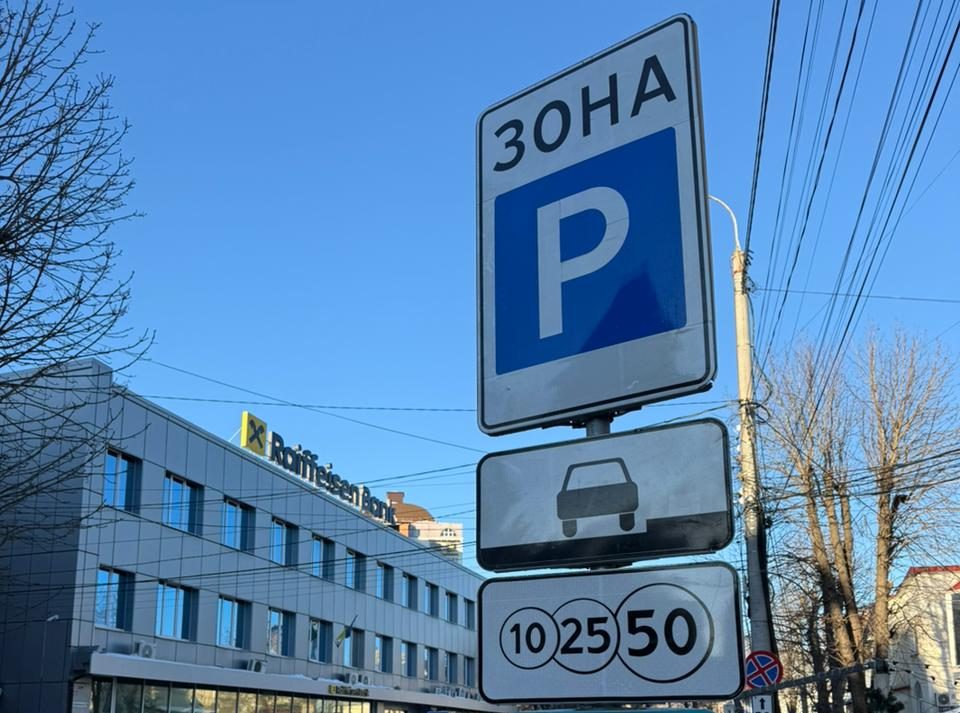 «Скільки б місця не дали автомобілям — їм завжди буде мало». Як працює платне паркування у центрі Хмельницького?