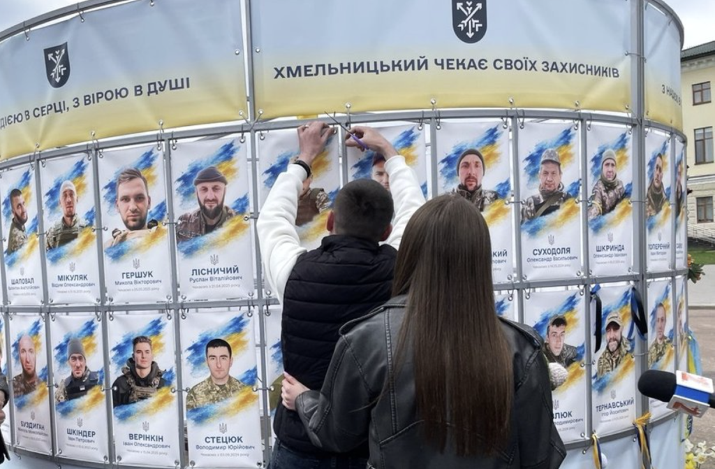 Андрій Меджибіжський знімає портрет із Алеї Надії