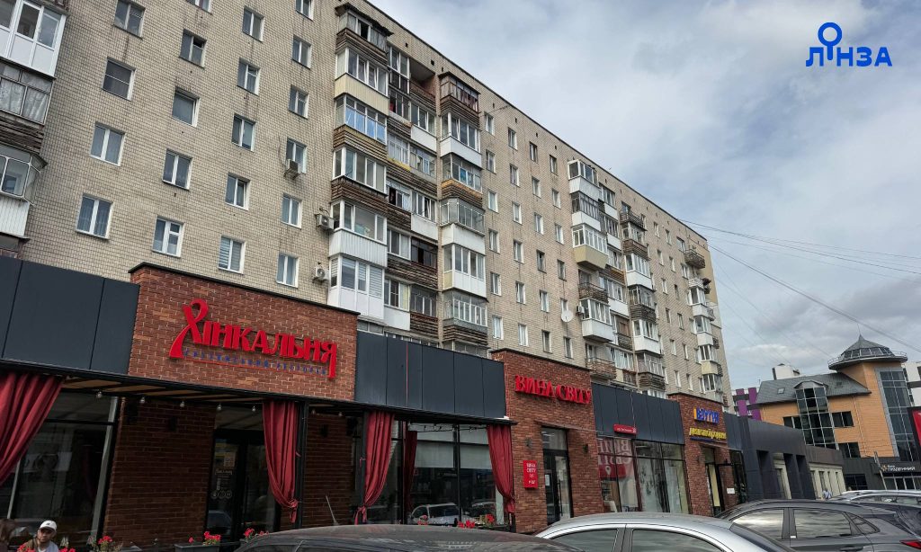 Вигляд вивісок на вулиці Кам'янецькій